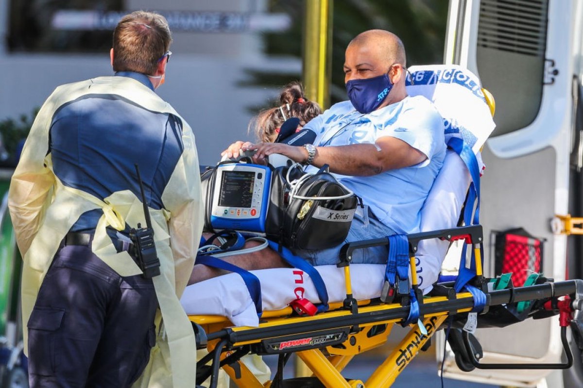 Árbitro brasileiro é levado de ambulância de hotel onde fazia quarentena