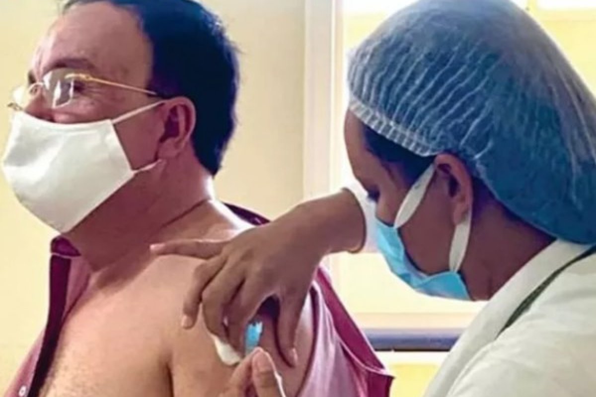 "Ele se enquadra nos critérios de vacinação", se posiciona prefeitura de Candiba após prefeito tomar vacina