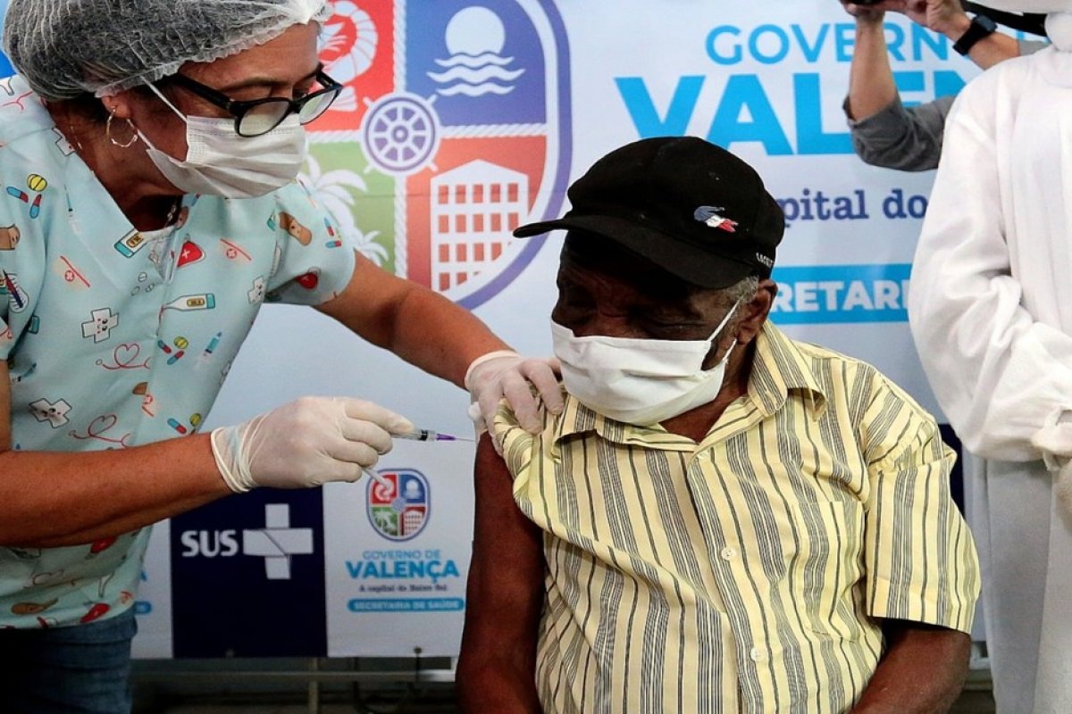 Vídeo: primeiro vacinado de Valença viraliza com medo de aplicação da vacina