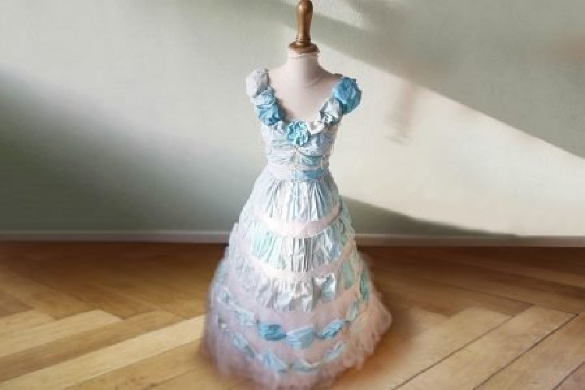 Estilista francesa transforma máscaras de proteção facial em vestido de casamento