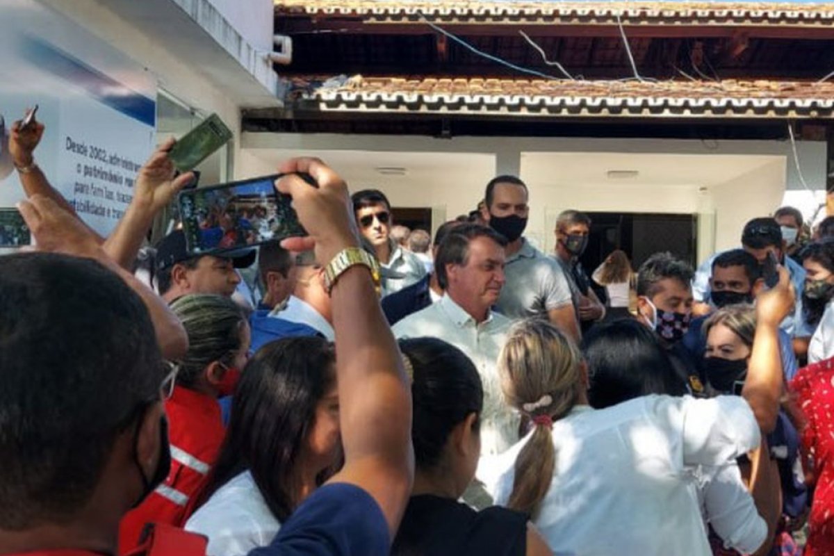 Bolsonaro desembarca em Coribe, na Bahia, para entregar parte da obra de adequação da BR-135