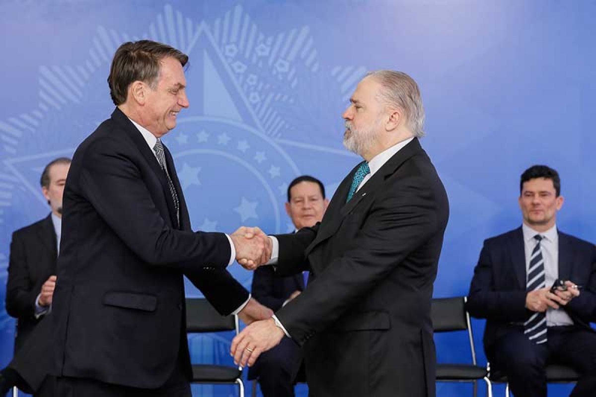 Membros do MPF avaliam que há elementos para investigar Bolsonaro e Pazuello