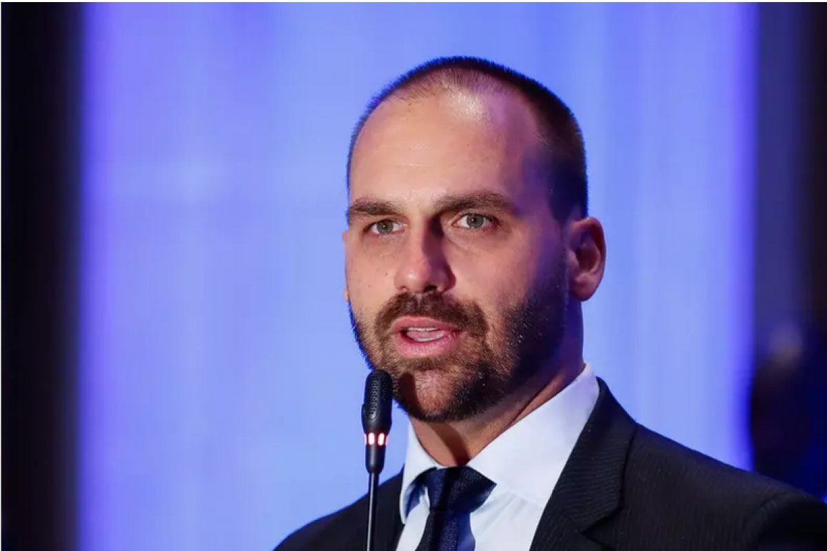 Eduardo Bolsonaro é condenado a indenizar repórter em R$ 30 mil por danos morais