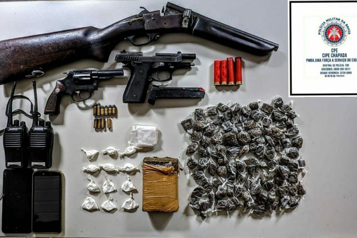 Polícia prende trio com armas, rádios comunicadores e entorpecentes