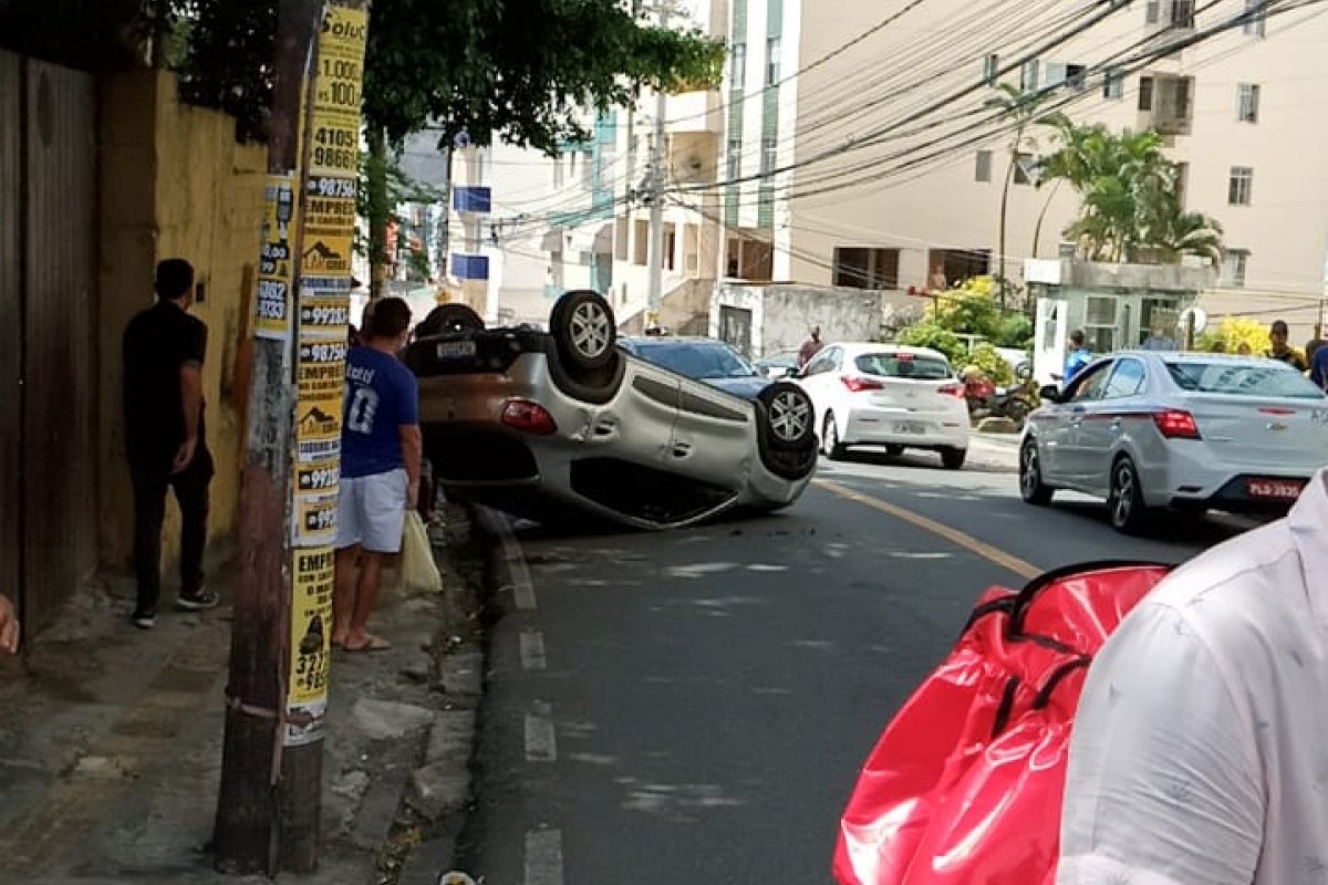 Carro capota na Av. Dom João VI, no bairro de Brotas