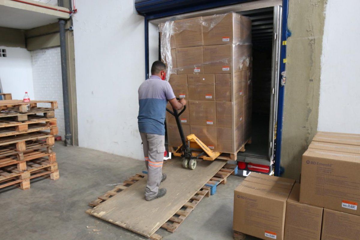 Covid-19: lote com quatro milhões de seringas para vacinação chegam a Salvador