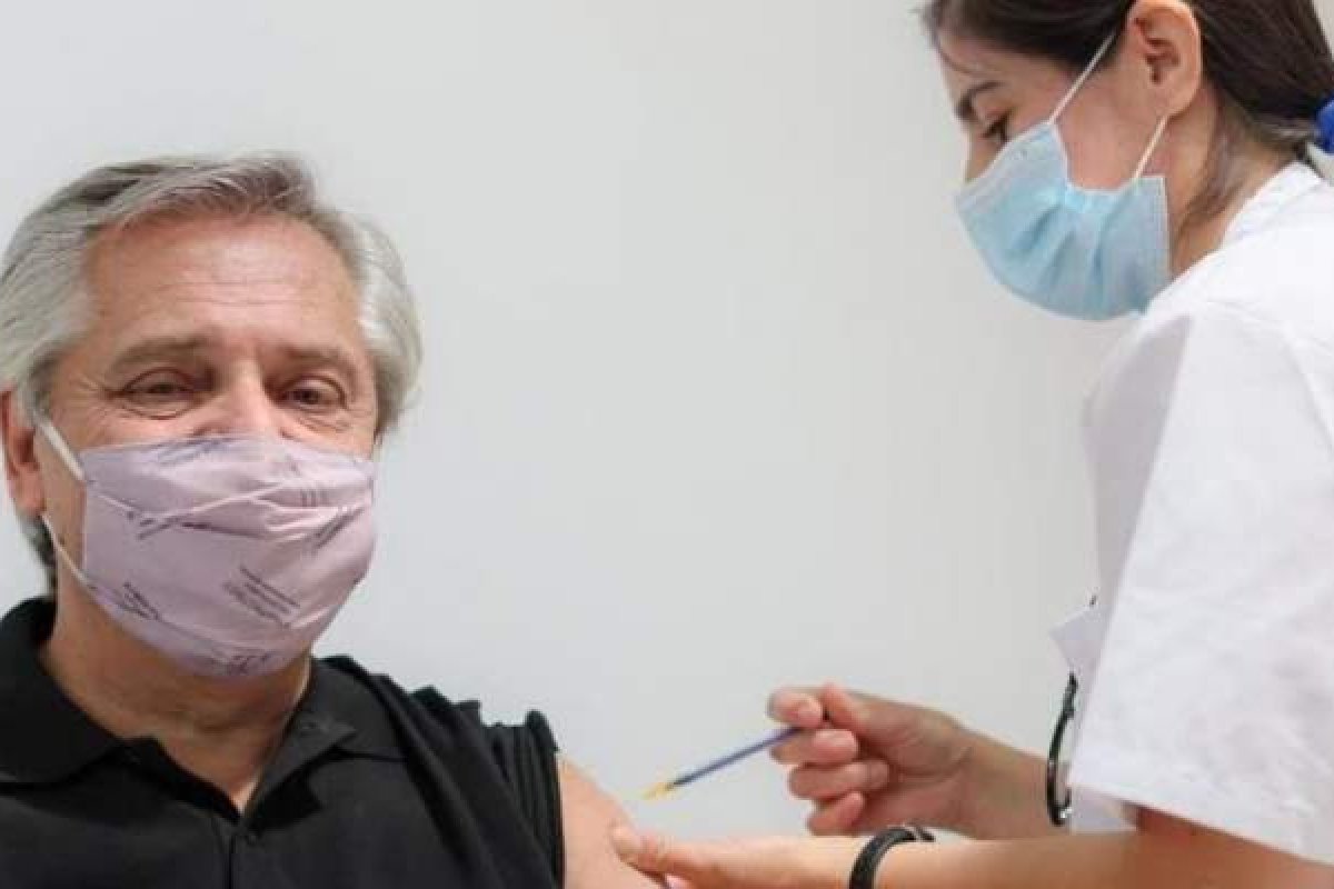 Presidente da Argentina é vacinado contra o coronavírus com a vacina russa Sputnik V