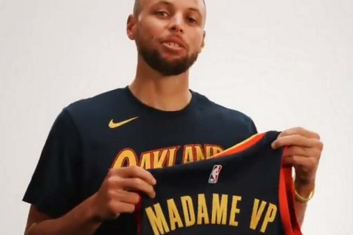 Kamala Harris é homenageada e recebe pedido especial de Curry