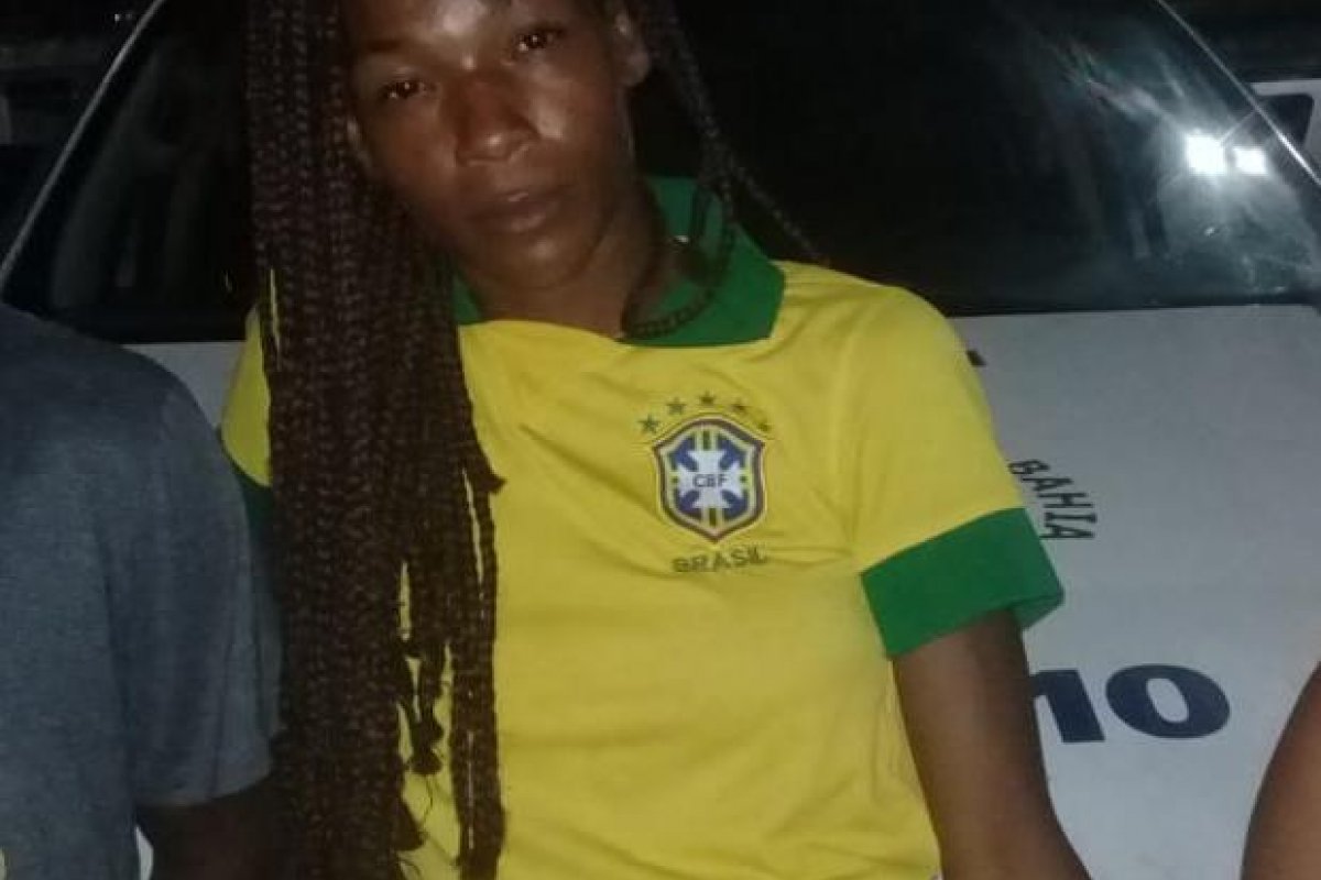 Mulher é presa suspeita de comercializar drogas na região de Itapuã