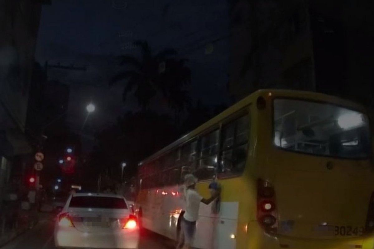 Homem é flagrado ao roubar passageiro de ônibus pela janela, em Salvador
