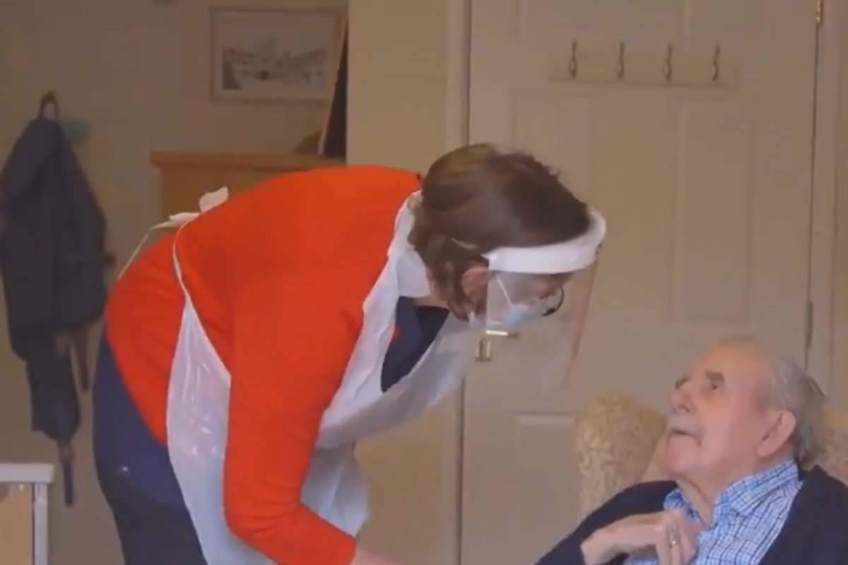 Médica inglesa reencontra pai após 10 meses para lhe aplicar a vacinar contra a Covid-19