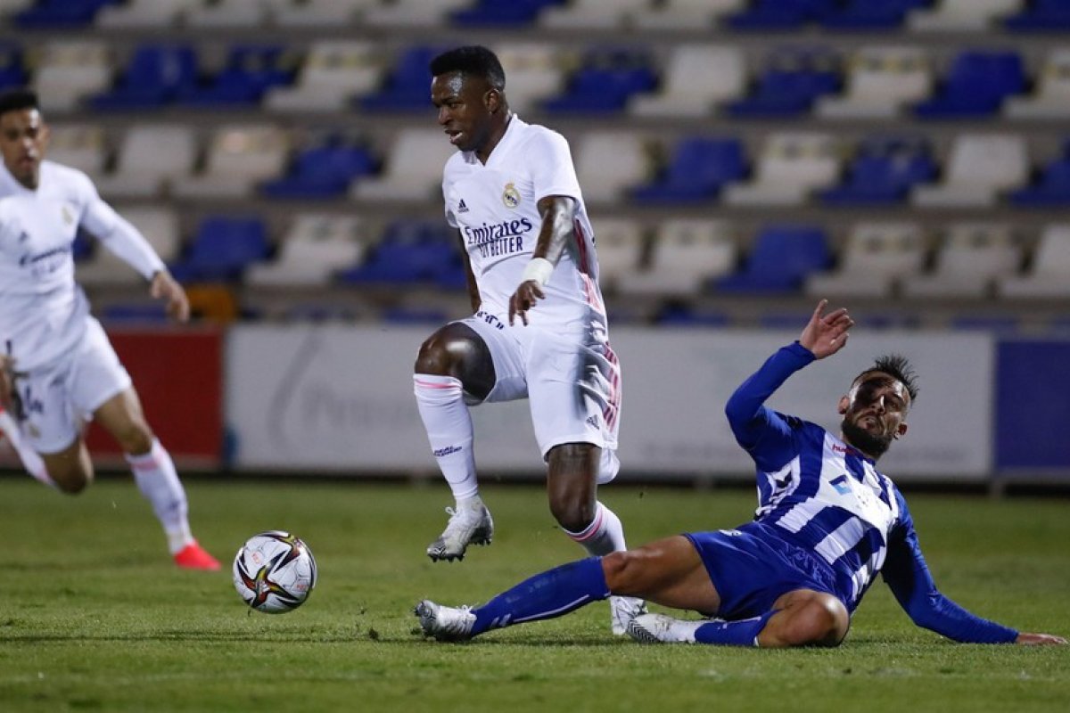 Flagrante de TV mostra advertência de Marcelo a Vinicius Jr. antes de gol em eliminação do Real Madrid