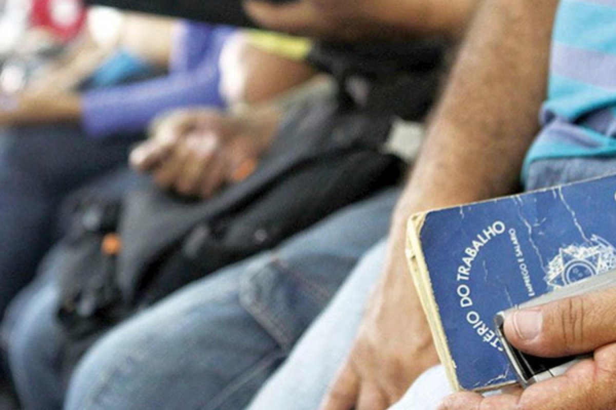 Dados do IBGE apontam que 3,3 milhões de desempregados procuram trabalho há pelo menos 2 anos