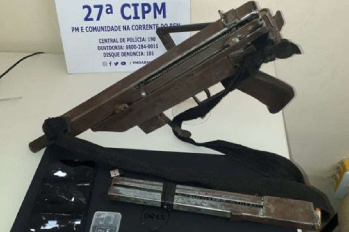 Após denuncia, adolescente é apreendido com submetralhadora na BR-101