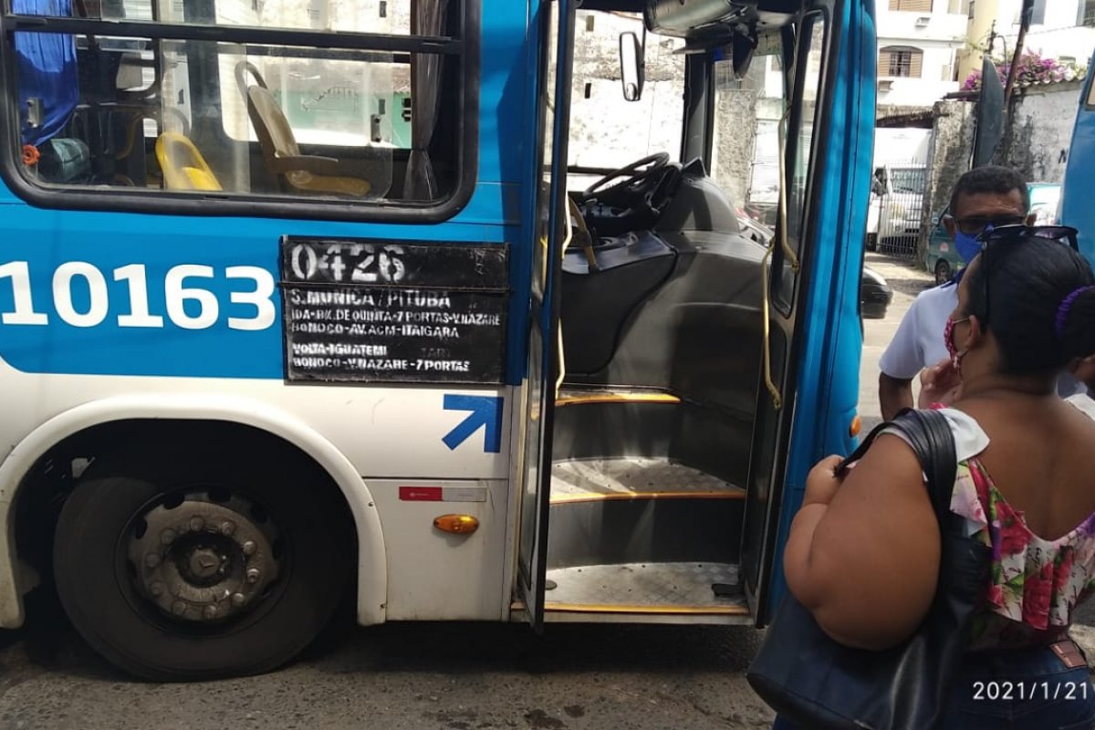 Vídeo: Coordenadora Nacional do Movimento Vai Ter Gorda fica presa em catraca de ônibus coletivo em Salvador