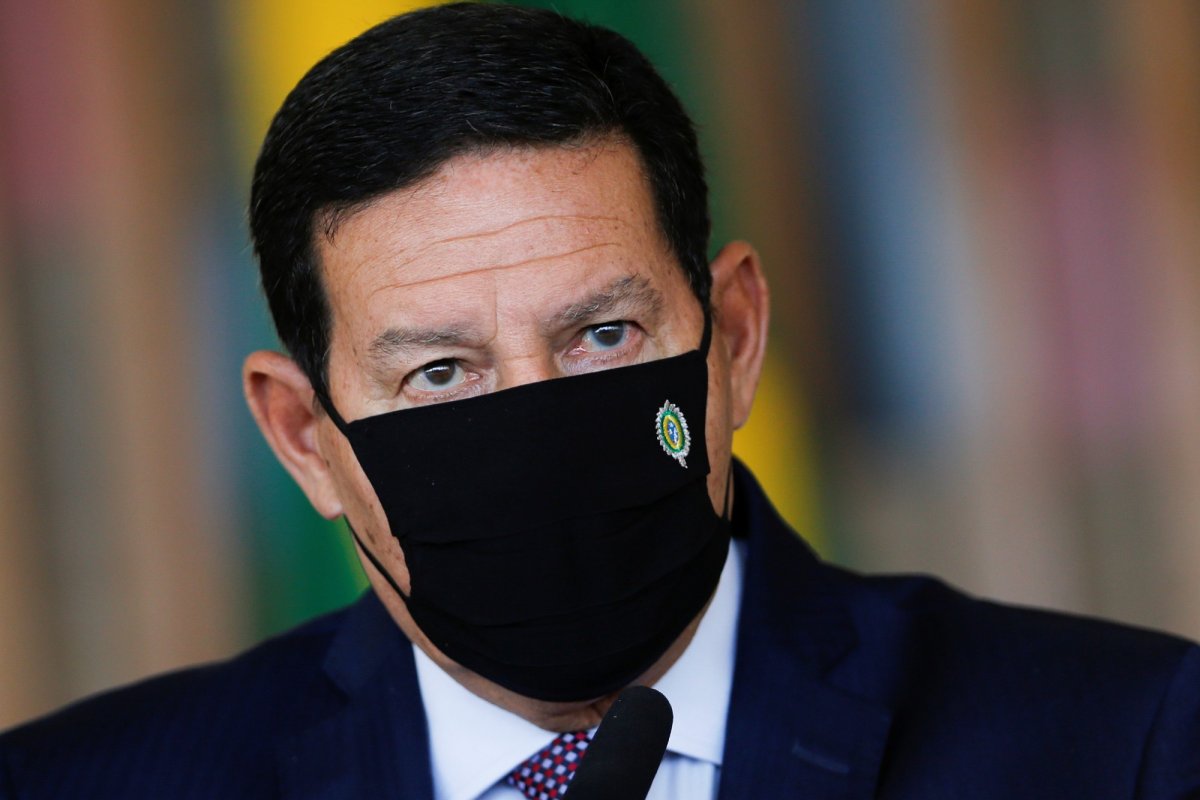 Falta de caráter, diz Mourão sobre pessoas que "furam" fila para receber vacinas