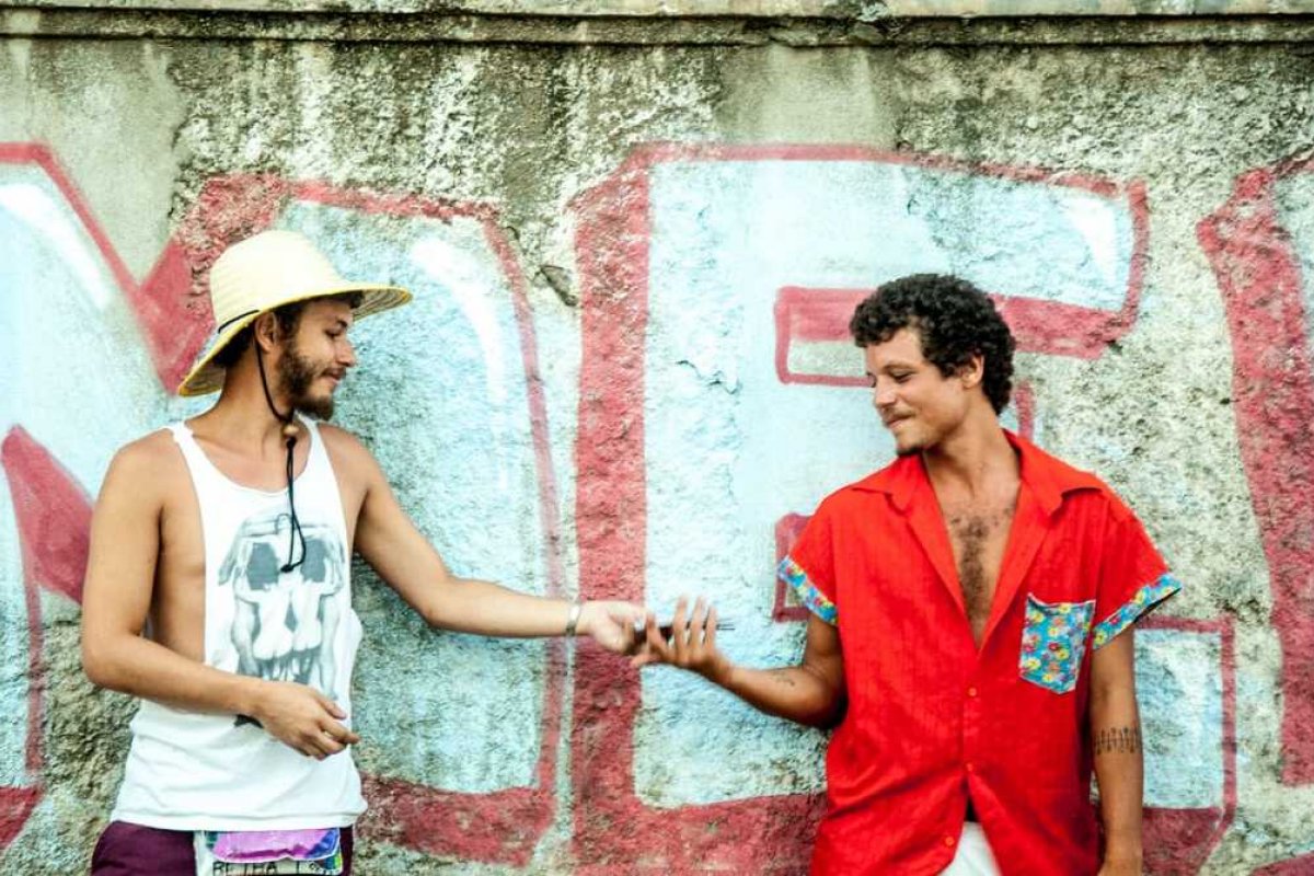 Chico Chico, filho de Cássia Eller, e João Mantuano lançam música "Pra Tua"