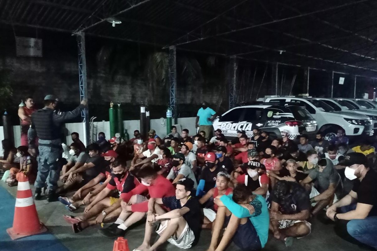 Polícia prende 63 pessoas por assistir futebol em bares durante toque de recolher em Manaus