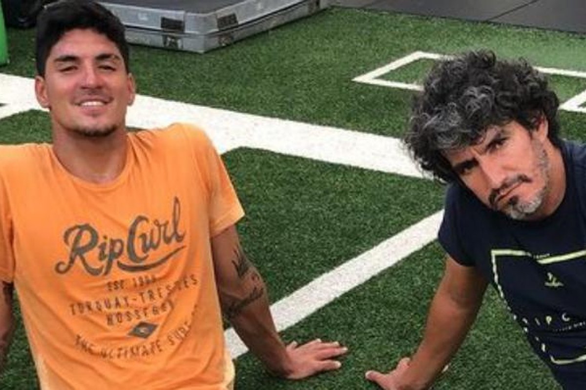 Pai gato de Gabriel Medina aparece na web e recebe elogios
