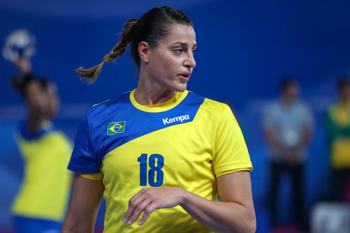 Duda Amorim recebe prêmio de melhor defensora da década no handebol