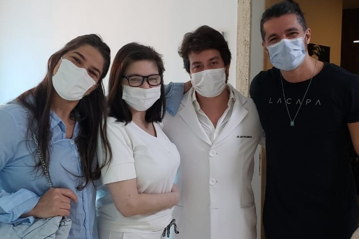 Priscila Fantin e o marido Bruno Lopes fazem visita a dermatologista depois de casados
