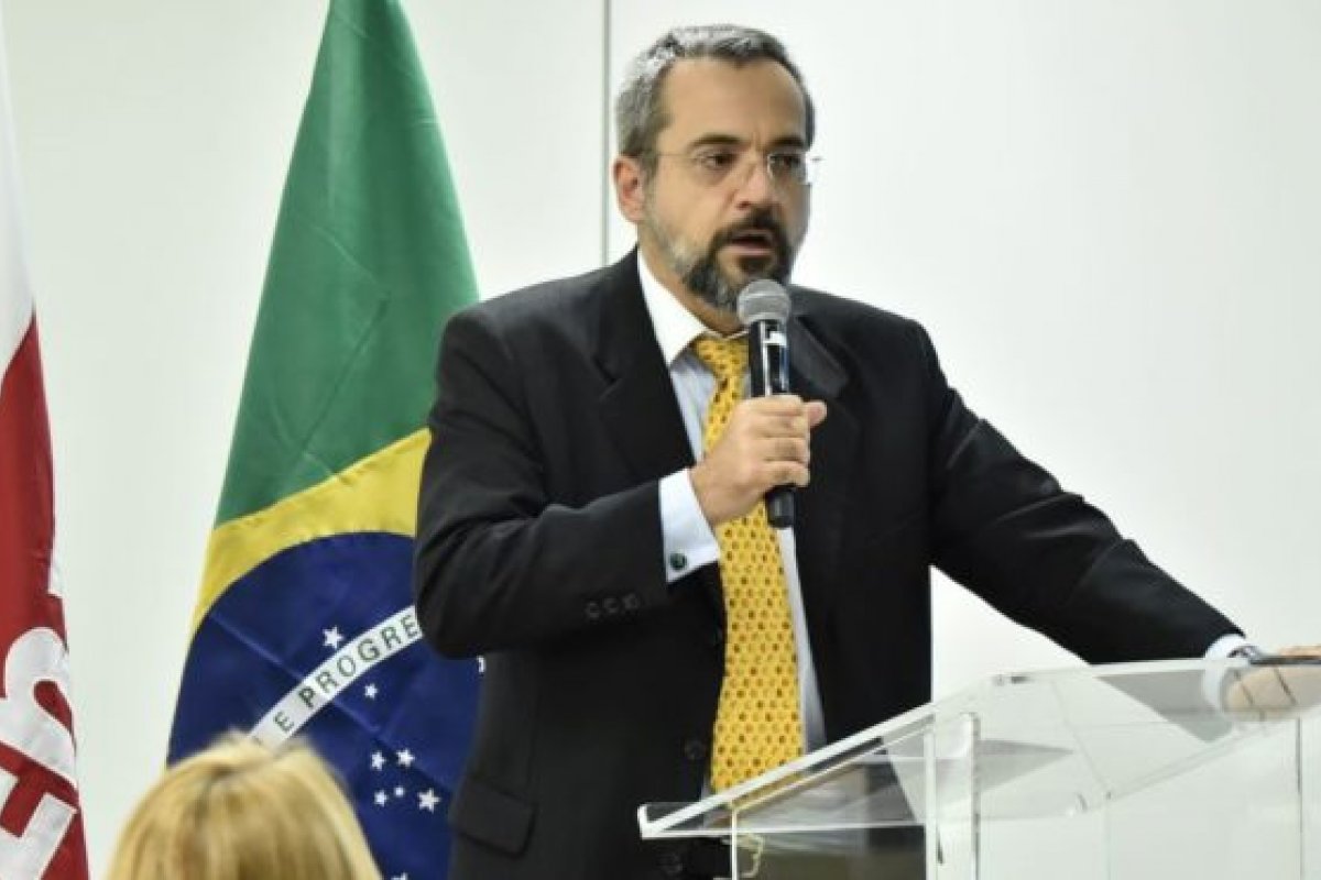 MEC lança caderno da Política Nacional de Alfabetização
