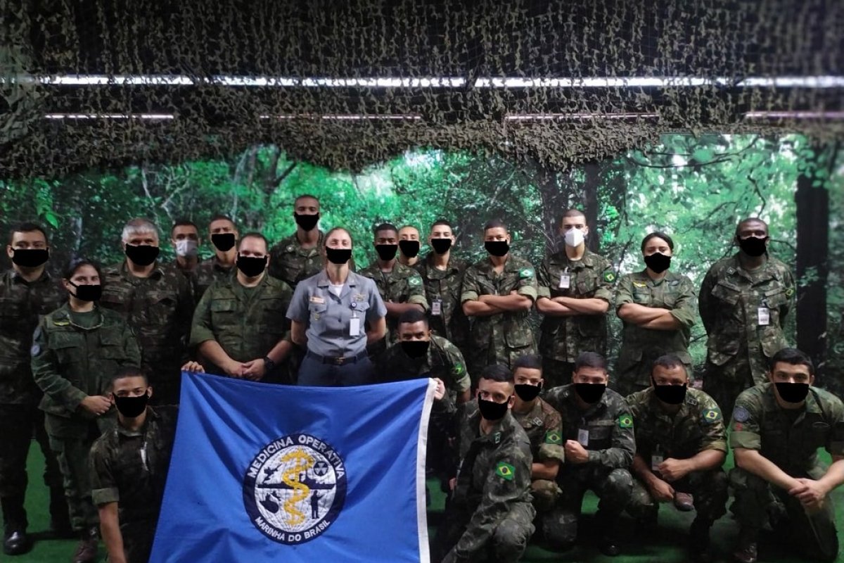 Militares aparecem com máscaras desenhadas digitalmente em site de órgão do Exército