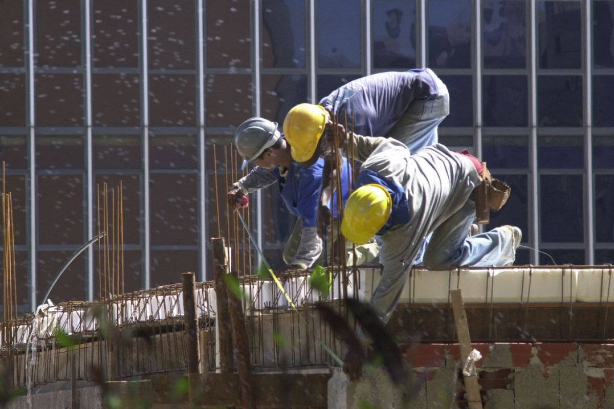 Ministério inclui trabalhadores da construção civil e indústria como prioridade em vacinação