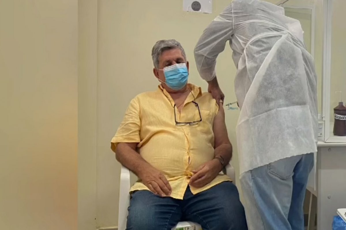 Prefeito que não integra grupo prioritário é vacinado contra covid-19 no interior da Bahia