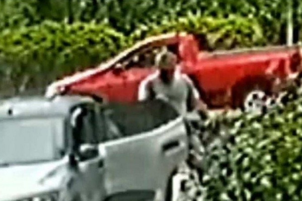 Vídeo: Mãe entra em desespero após motorista de aplicativo arrancar com criança no carro