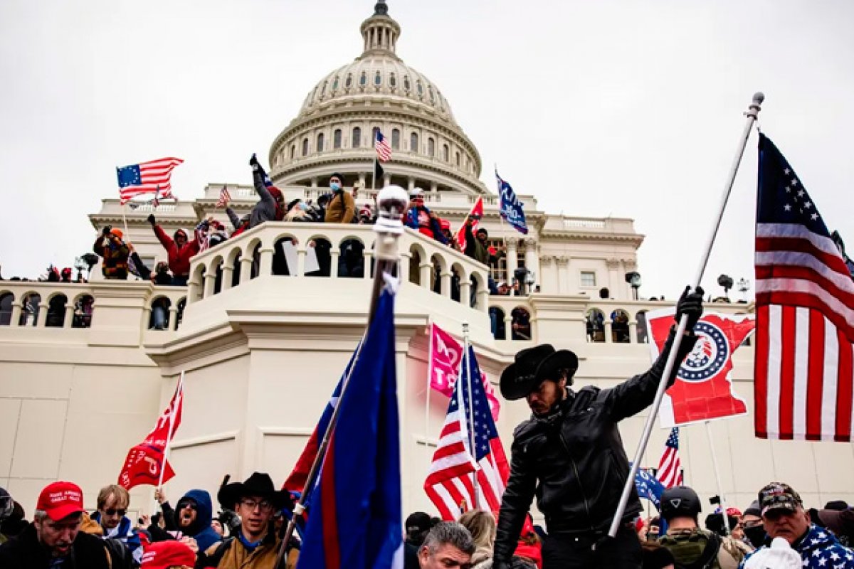 Juíza ordena prisão de primeiro suspeito de conspiração por invadir o Capitólio