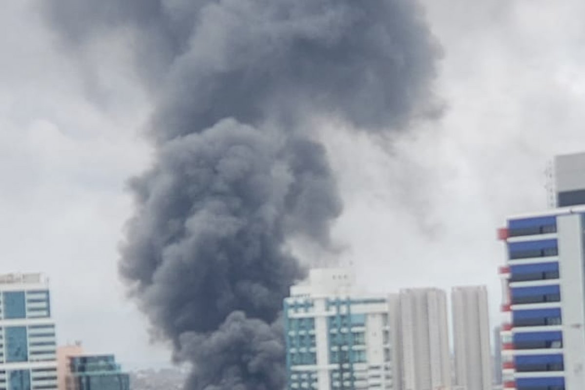Vídeo: Incêndio atinge ônibus na região da Rodoviária em Salvador