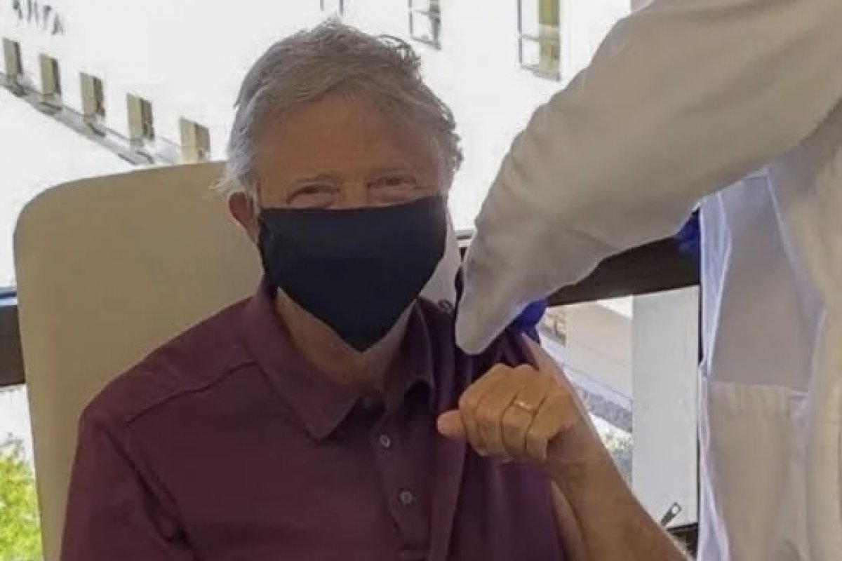 Feliz da vida, Bill Gates toma vacina contra Covid-19 e brinca: ‘Benefício de ter 65 anos’