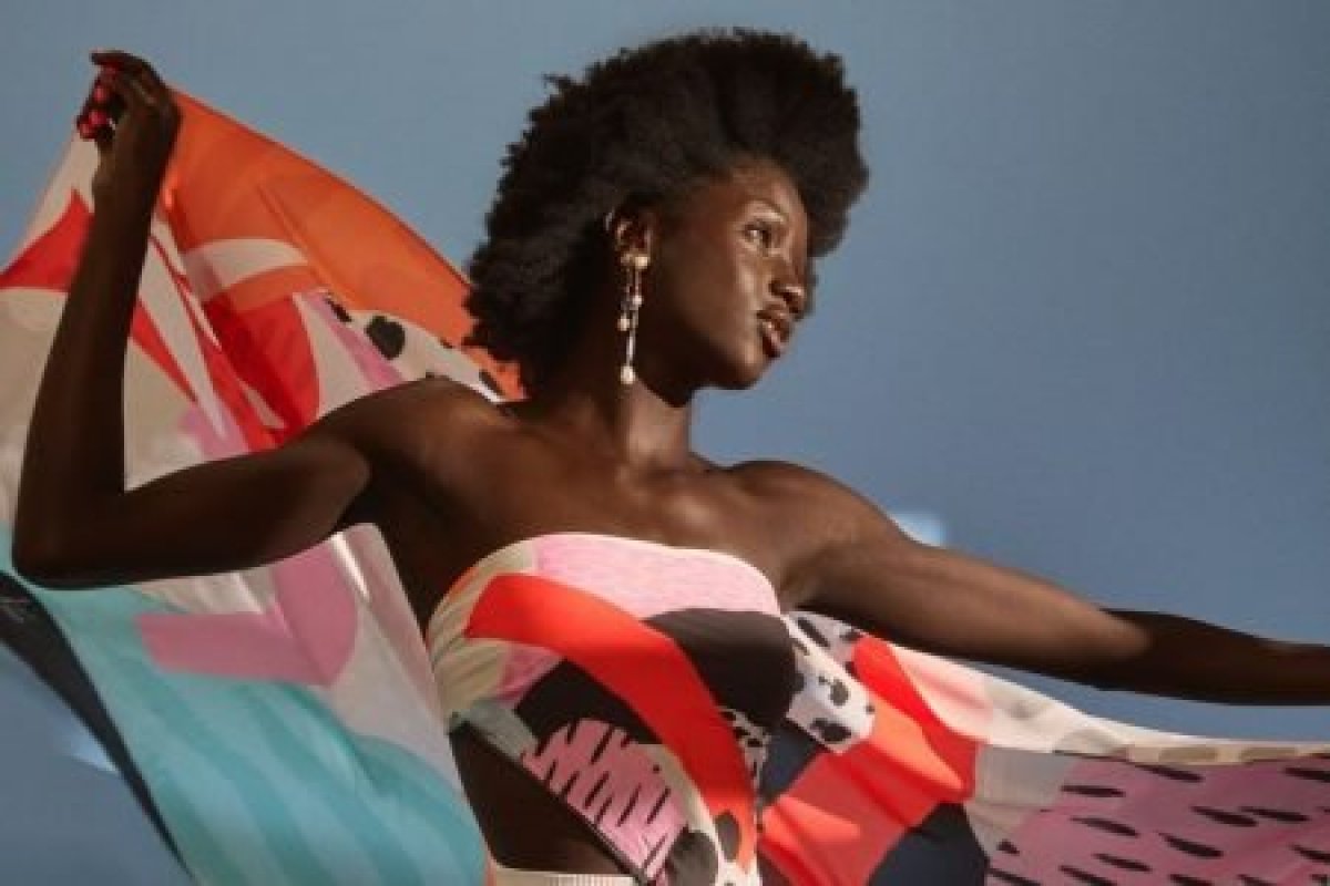 Marca de Camila Coutinho lança lenço e canga em parceria com grife de beachwear