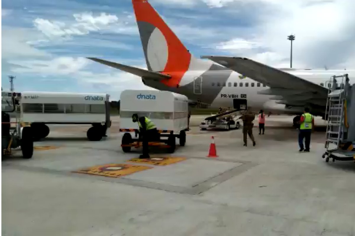 Vídeo: Lote de vacinas da Astrazeneca/Oxford chega ao Graer