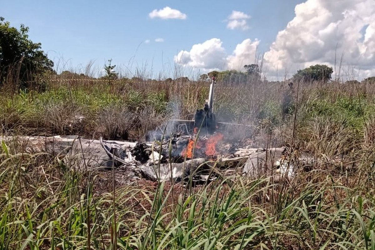 Quatro jogadores e presidente do Palmas morrem em acidente de avião