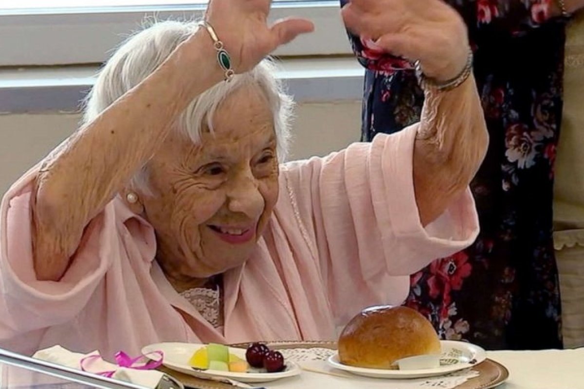 Aos 107 anos, idosa revela que  o segredo da longevidade é ficar solteira 