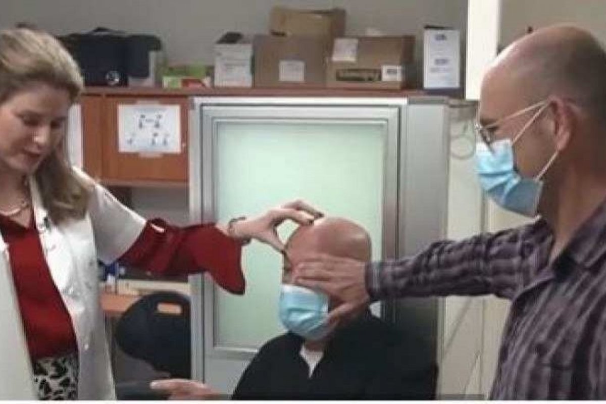 Idoso cego recupera visão com primeiro transplante de córnea artificial do mundo