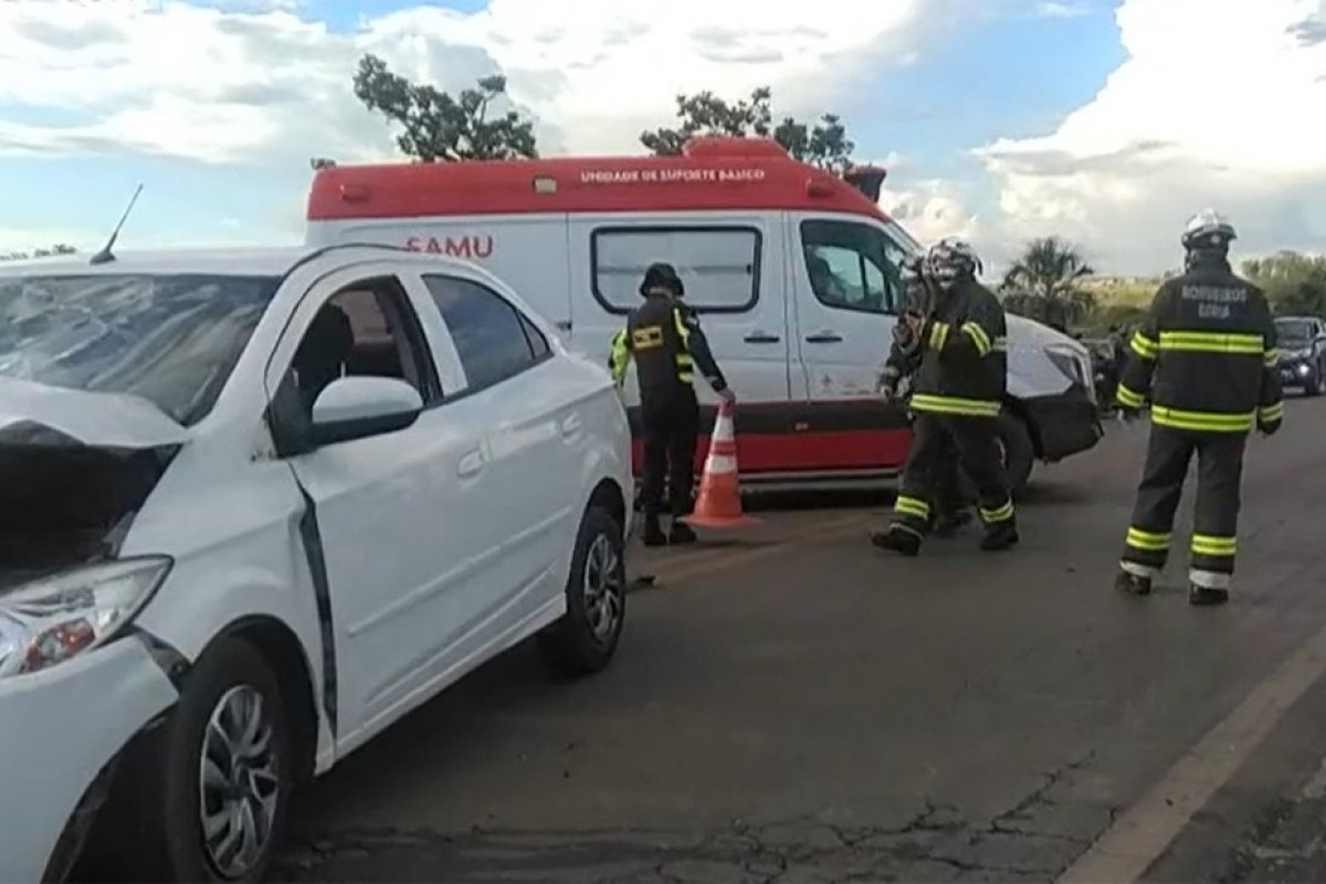 Acidente envolvendo três carros deixa cinco feridos em rodovia do oeste da Bahia