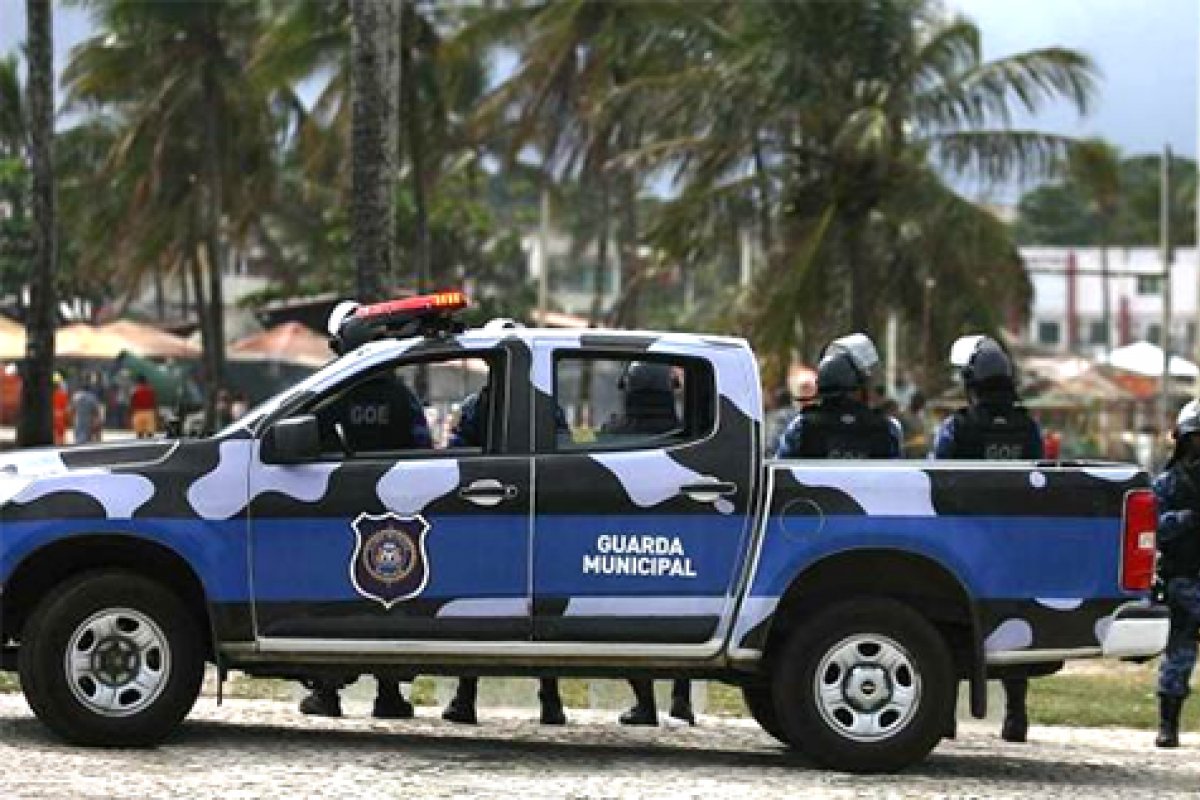 Mulher é presa por maus tratos e tentativa de homicídio contra criança na orla de Salvador