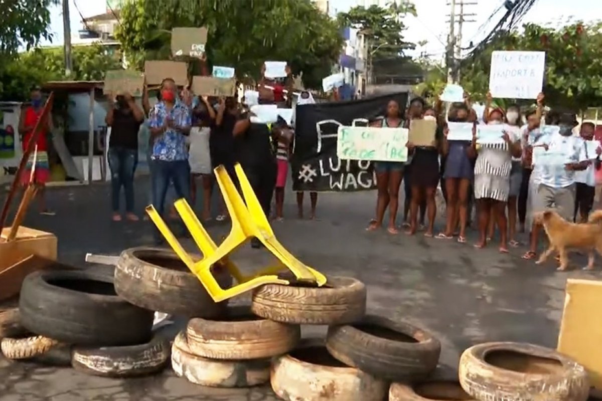 Manifestantes fecham rua da Boca do Rio em protesto contra morte de jovem de 19 anos