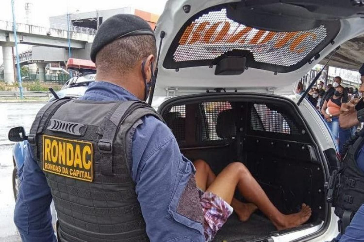 Homem é preso após assalto a ônibus na avenida Bonocô