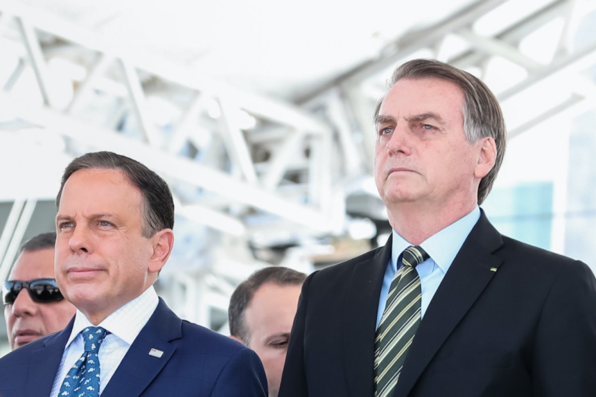 28% dos brasileiros acham que Bolsonaro faz mais que Doria contra Covid-19, diz Datafolha 