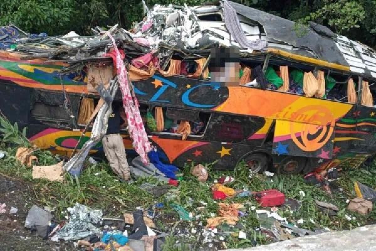 Acidente de ônibus no Paraná deixa 21 mortos e 33 feridos