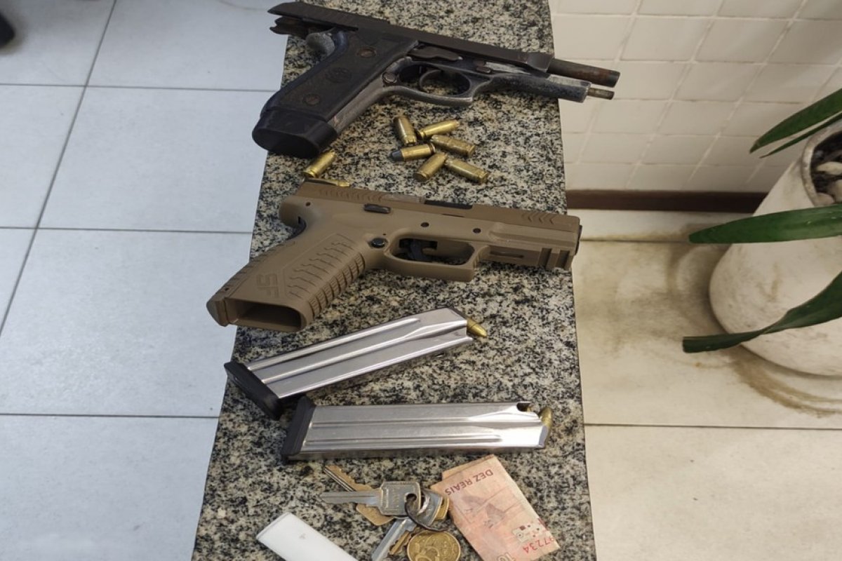 Dupla é presa após ser flagradas com armas no bairro de São Cristóvão