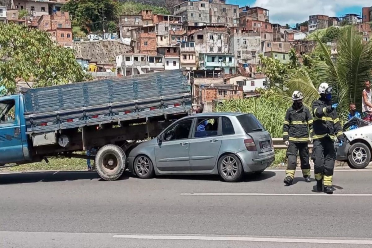 Engavetamento com ao menos sete veículos causa congestionamento na BR-324