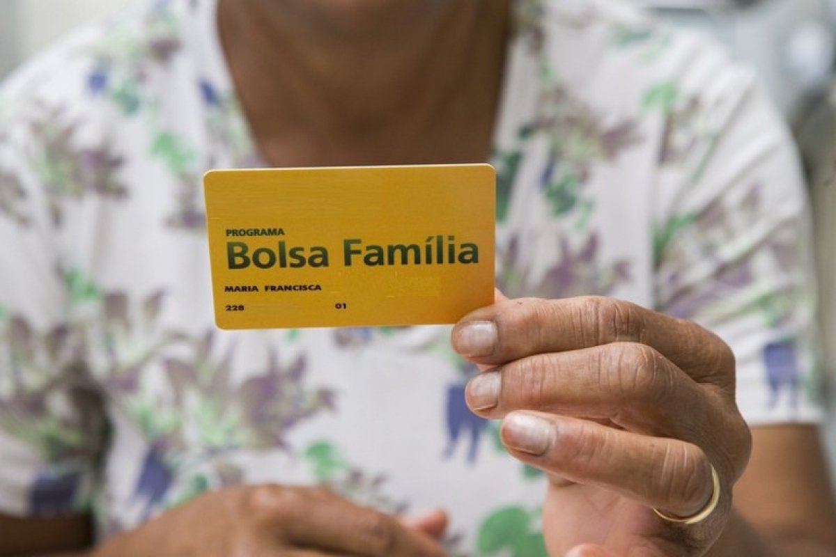 Mais de 2,2 milhões de famílias receberão Bolsa Família por conta digital