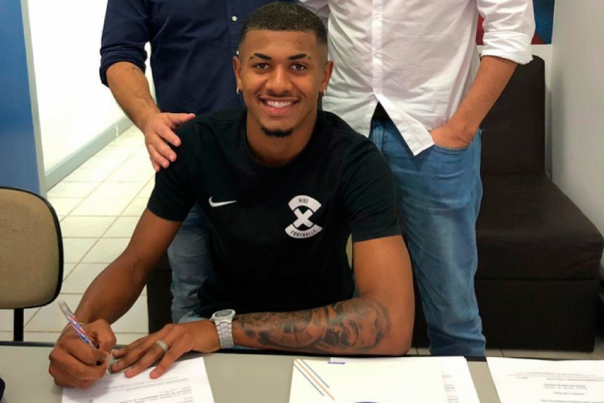 Bahia anuncia contratação de atacante