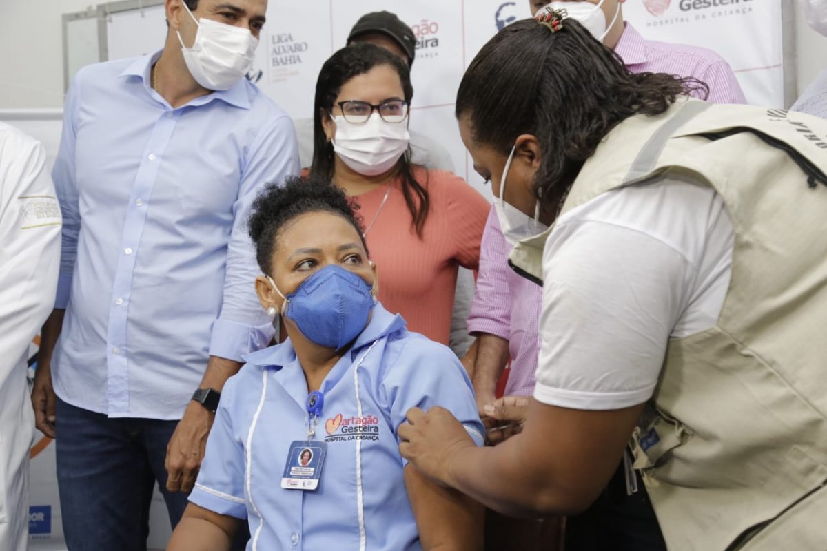 Furar fila da vacina é crime