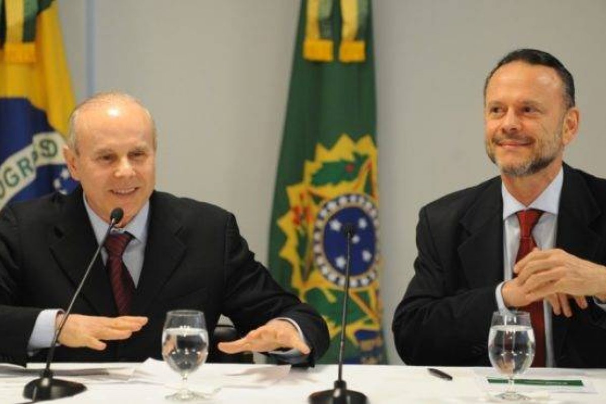 Repasses irregulares pelo BNDES geram problemas para Mantega e Coutinho
